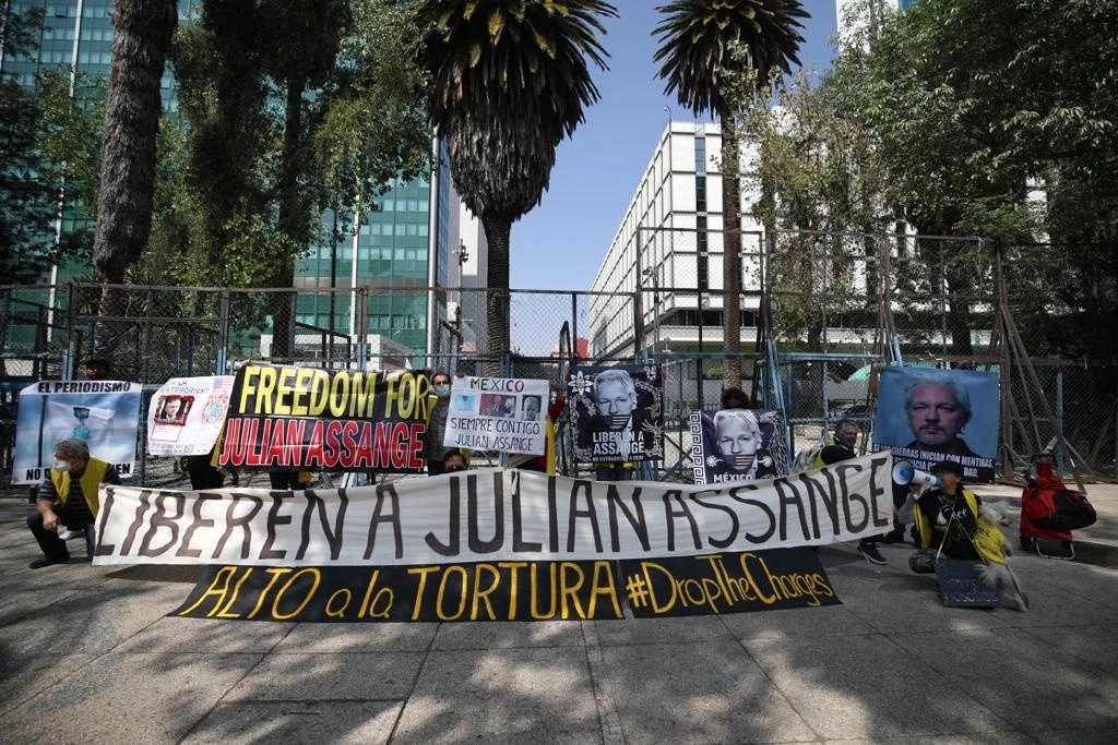 La coalición vida y libertad Julian Assange protestó por la liberación del periodista y fundador de WikiLeaks afuera de las embajadas de Gran Bretaña y Estados Unidos y en el Ángel de la Independencia, en la Ciudad de México. Foto Yazmín Ortega Cortés