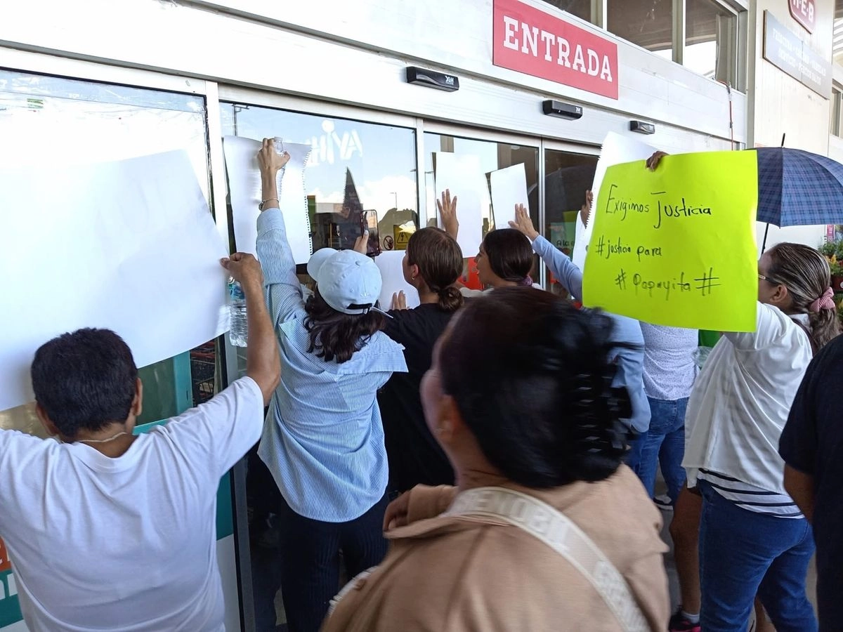 Diversos manifestantes acudieron a las instalaciones de HEB Sendero, luego de que previamente caminaron hasta 3 kilómetros desde la Carretera Torreón-San Pedro para exigir justicia por el ex trabajador de limpieza. 