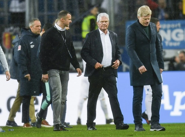 Dietmar Hopp (camisa blanca), inversionista del Hoffenheim, es respaldado por la directiva del Bayern Munich, tras insultos de aficionados. Foto Ap 