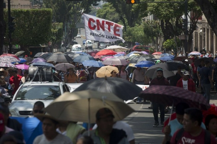 La movilización de los normalistas e integrantes de la CNTE partió del monumento Las Tarascas al Congreso de Michoacán. Foto Cuartoscuro / Archivo