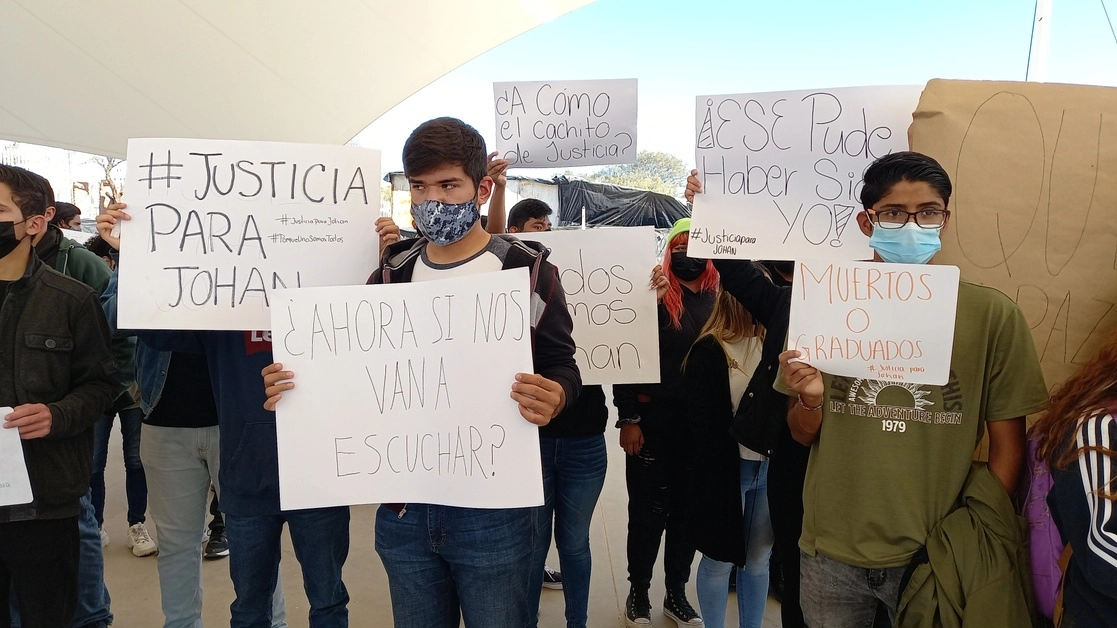 Durante su manifestación, los universitarios exigieron reforzar la seguridad en los alrededores del plantel, el 9 de diciembre de 2021. Foto Claudio Bañuelos