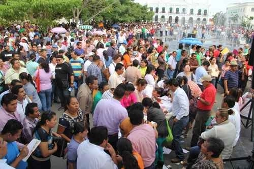 Marcha de trabajadores del Iseet en calles de Villahermosa, Tabasco. Foto René Alberto López / Archivo