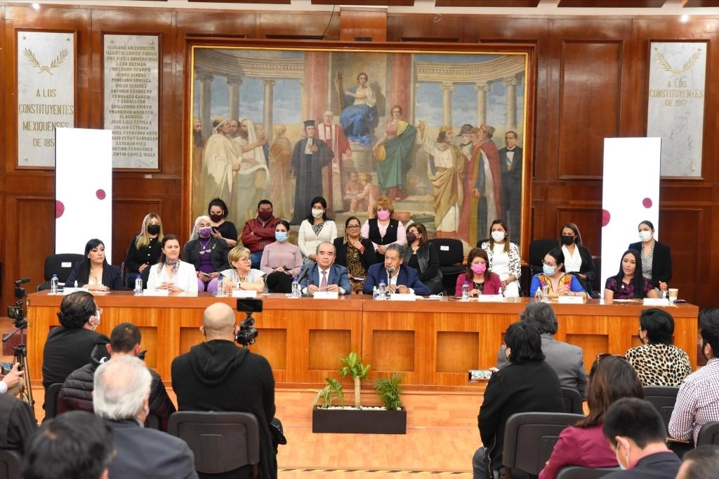 La propuesta busca consolidar constitucionalmente el acceso igualitario de mujeres y hombres a la gubernatura. Foto Especial