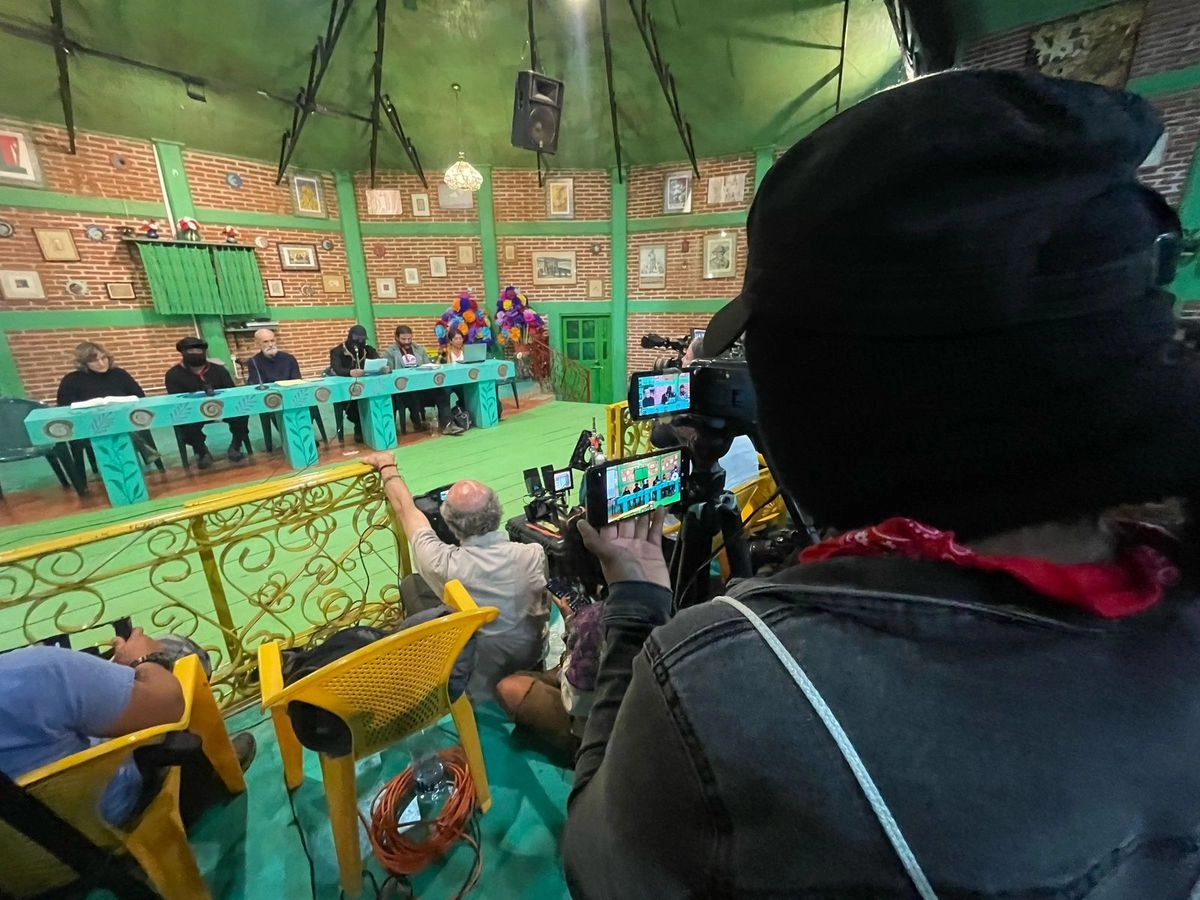 Conferencia del subcomandante 'Moisés', el actor y dramaturgo Luis de Tavira y el Capitán 'Marcos', dentro de las actividades de (Rebel y Revel) arte: Encuentro de arte, rebeldía y resistencia hacia el día después, organizado por el EZLN, en abril pasado. Foto