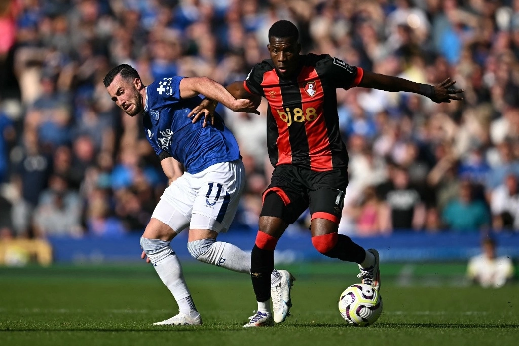 Dango Ouattara del Bournemouth (derecha) y Jack Harrison del Everton, disputan la posesión del balón en el duelo de la fecha tres de la Liga Premier disputado en el estadio Goodison Park, en Liverpool. Foto Afp 