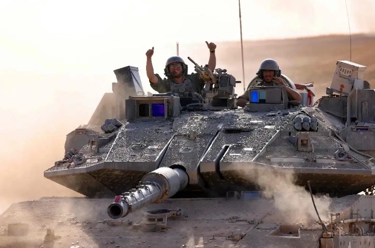 Soldados israelíes con gestos victoriosos en la franja de Gaza. Foto Afp /Archivo