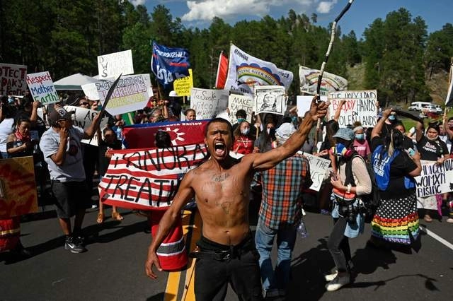 Miembros de tribus de la región protestan en las inmediaciones del Monte Rushmore en Keystone, Dakota del Sur, previo a la visita de Trump. Foto Afp  