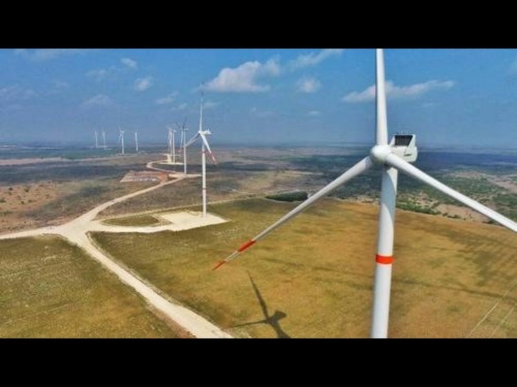 Cemda y Greenpeace señalaron que las resoluciones judiciales emitidas el viernes permitirán que avancen los proyectos de energía renovable que ya habían sido autorizados. Foto La Jornada / Archivo