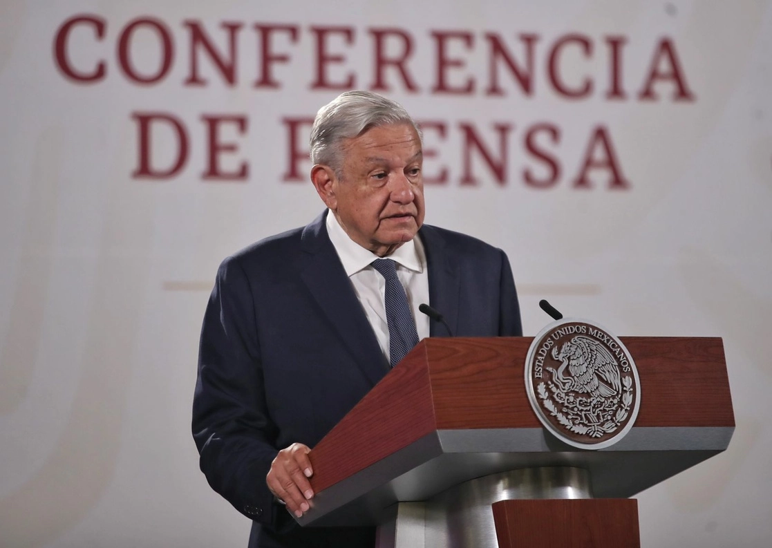 El presidente López Obrador dice que se mantiene pláticas con dirigentes petroleros para lograr cambios en la asignación de plazas. Foto Marco Peláez
