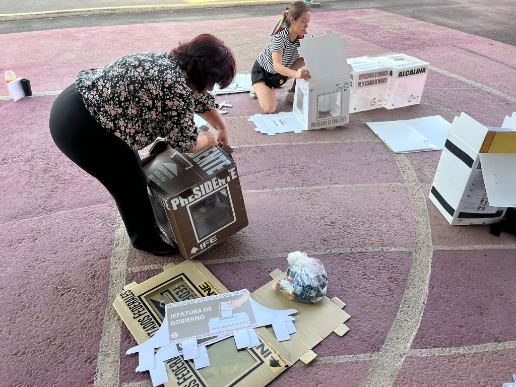 Colocación de casillas en la alcaldía Iztapalapa de la Ciudad de México, el 2 de junio de 2024. Foto Alfredo Domínguez