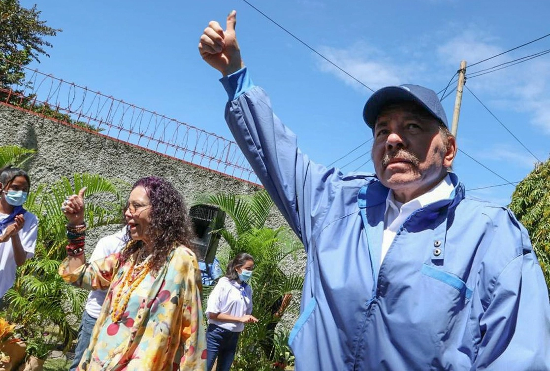 El mandatario nicaragüense, Daniel Ortega, acompañado de su esposa y candidata a la vicepresidencia, Rosario Murillo, tras acudir a votar, ayer en Managua. Foto Afp