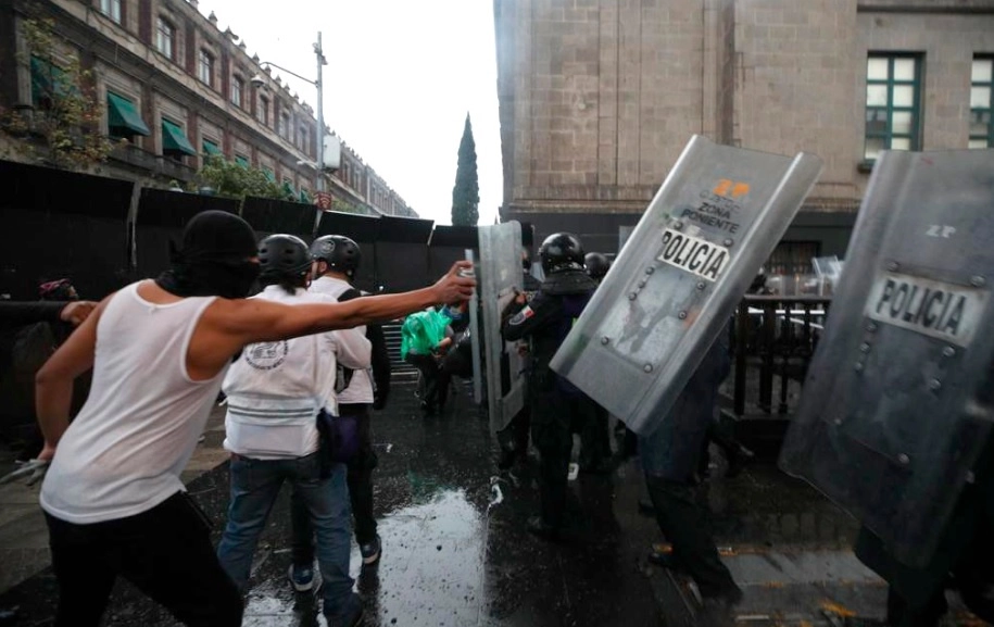 Un total de 800 policías fueron desplegados a lo largo de diversos puntos de la marcha, que partió de la Plaza de las Tres Culturas. Foto: Alfredo Dominguez