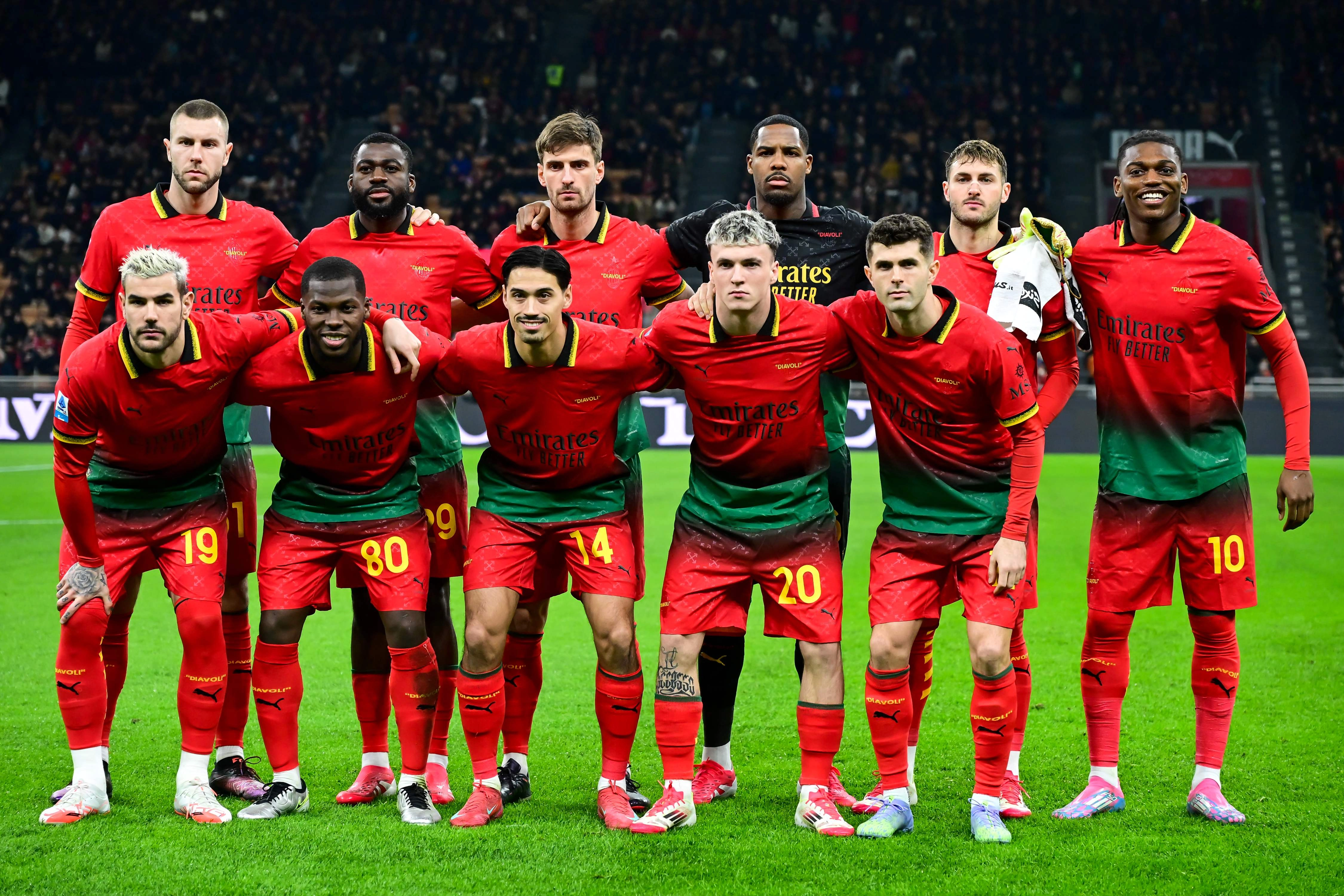 Los jugadores del AC Milan posan para los fotógrafos antes del partido de futbol de la Serie A italiana entre el AC Milan y la SS Lazio en el estadio San Siro en Milán, el 2 de marzo de 2025.  Foto 