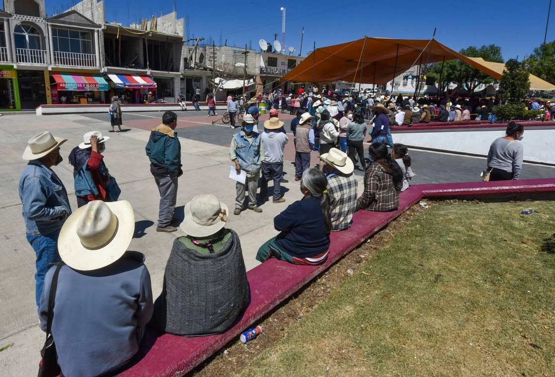 Vacunación contra Covid-19 para personas mayores de 60 años en la zona indígena de Temoaya, en el Estado de México. Foto Cuartoscuro