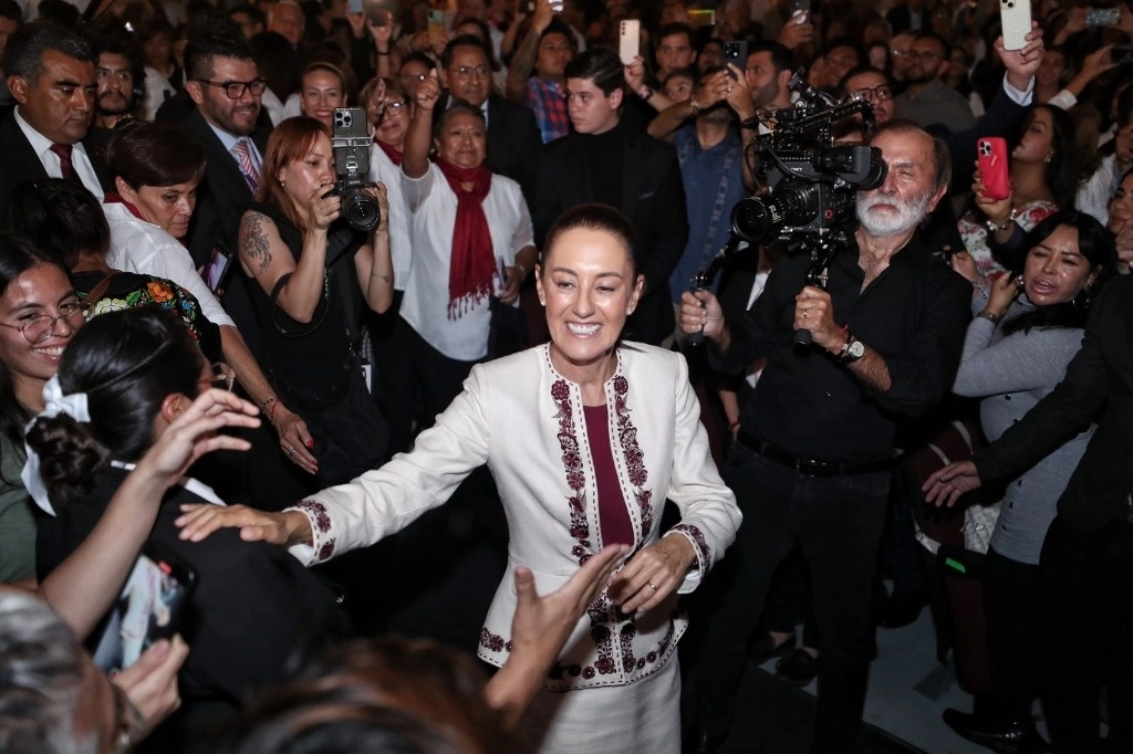 La presidenta electa Claudia Sheinbaum a su llegada al Teatro Metropolitan, en la Ciudad de México, el 15 de agosto de 2024. Foto Marco Peláez 