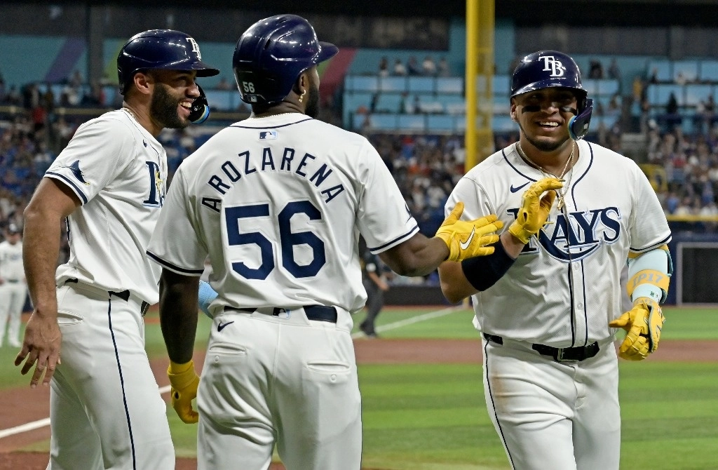 El mexicano Isaac Paredes (derecha) celebró su llamado al All Star Game con su jonrón número 15 en el duelo donde Tampa Bay venció a los Yanquis de Nueva York 5-3. Foto Ap.