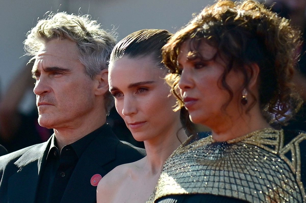 Los actores estadunidenses, Joaquin Phoenix, Rooney Mara y la directora tunecina Kaouther Ben Hania asisten a la alfombra roja de la película "La Voz de Hind Rajab", presentada en competición en el 82.º Festival Internacional de Cine de Venecia. Foto