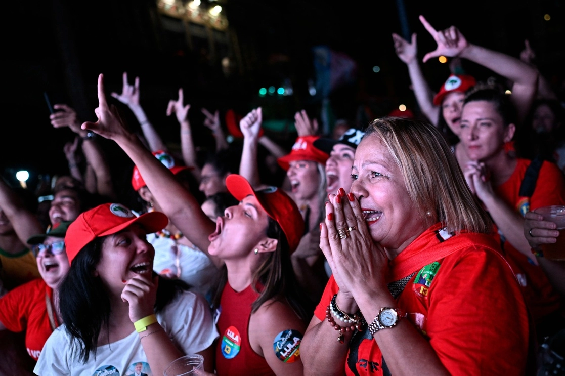 Simpatizantes de Luiz Inácio Lula da Silva celebraron ayer, en Río de Janeiro, los resultados de la segunda vuelta. Tras ganar las elecciones presidenciales, Lula dijo: “Intentaron enterrarme vivo y aquí estoy”. Foto Afp