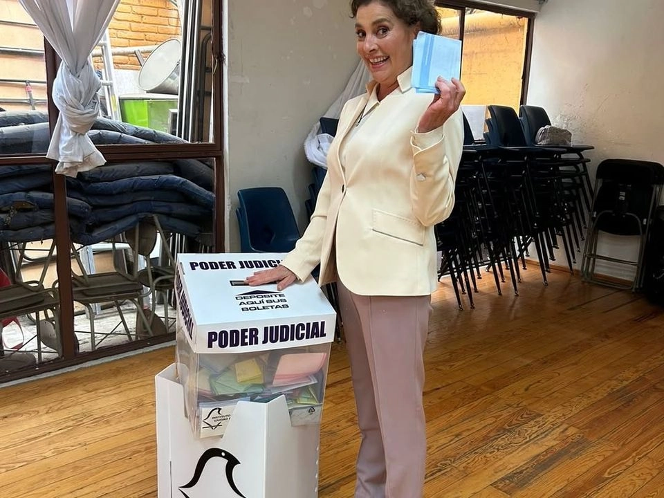 La escritora y periodista, Beatriz Gutiérrez Müller, difundió a través de redes sociales, el momento en el que ejerció su derecho ciudadano al voto durante la elección para renovar el Poder Judicial.
