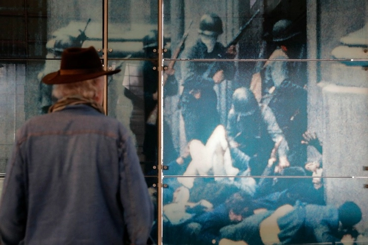 Gerretsen, ante uno de los muros del Museo de la Memoria y los Derechos Humanos que exhiben gigantografías con tres de las imágenes que captó el 11 de septiembre de 1973. Foto Afp