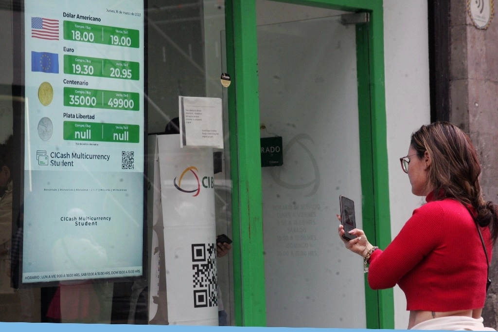 Cotización del dólar en una sucursal bancaria de la Ciudad de México. Foto Roberto García Rivas / Archivo