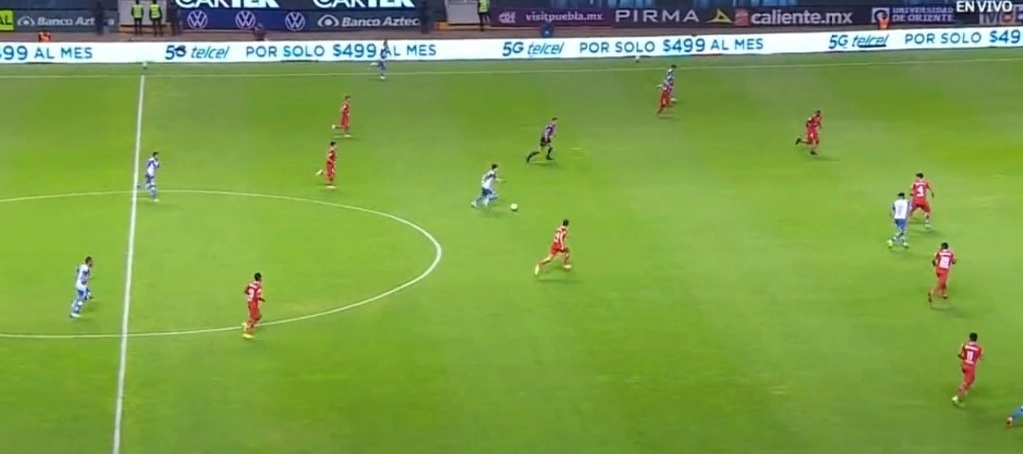 Para sorpresa de muchos de los aficionados que se dieron cita en el Cuauhtémoc, el arquero Tiago Volpi cruzó el terreno de juego de punta a punta y convirtió el 2-0 desde el manchón de penal. Foto Redes sociales