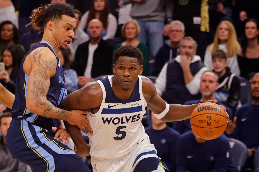 El base de los Minnesota Timberwolves, Anthony Edwards (5), conduce el balón alrededor del centro de los Memphis Grizzlies, Brandon Clarke, a la izquierda. Foto Ap