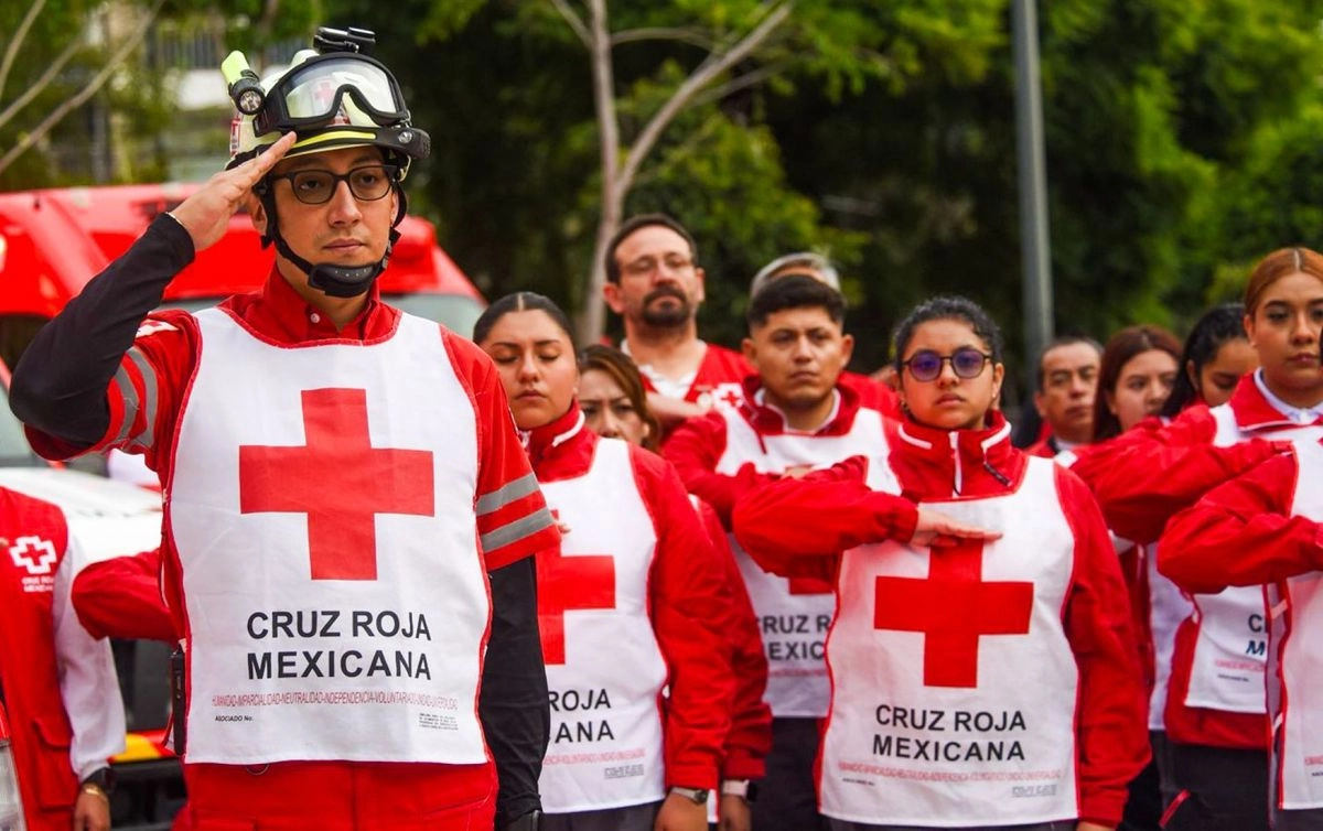 Las banderas de México y de la Cruz Roja Mexicano se izaron a media asta en señal de luto 