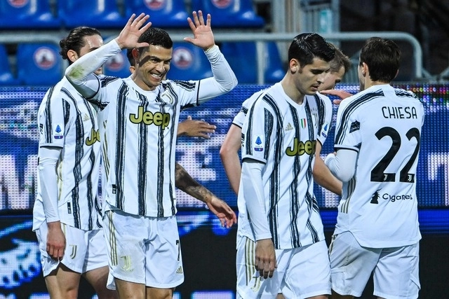 Ronaldo festeja junto a sus compañeros de Juventus su tercer gol contra el Cagliari. Foto Afp