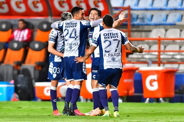 Víctor Dávila en festejo con sus compañeros por el triunfo. Foto Jam Media