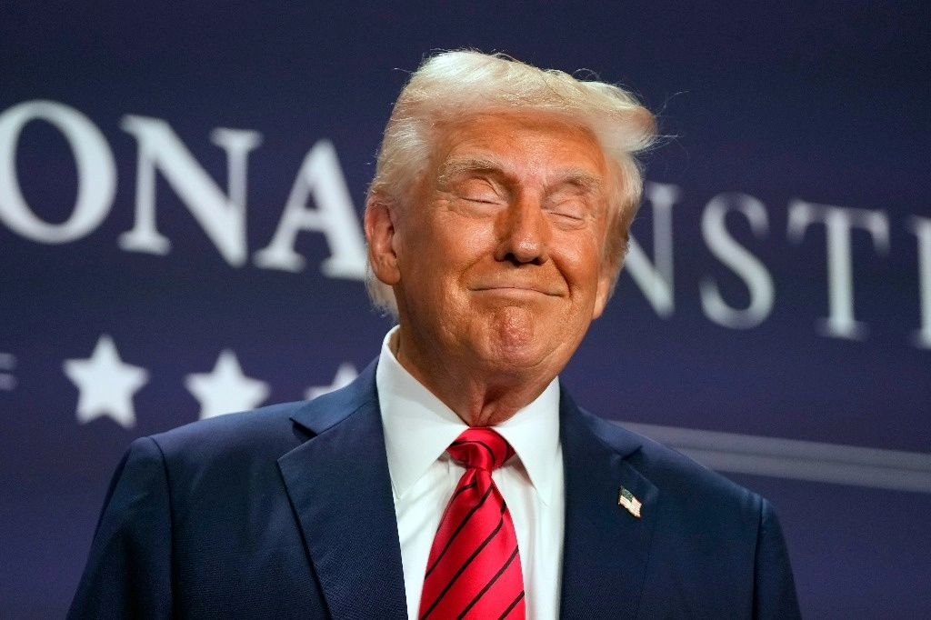 El presidente Donald Trump asistió ayer a un acto con republicanos de la Cámara de Representantes, en un hotel de su emporio, en Doral, Florida. Foto Ap