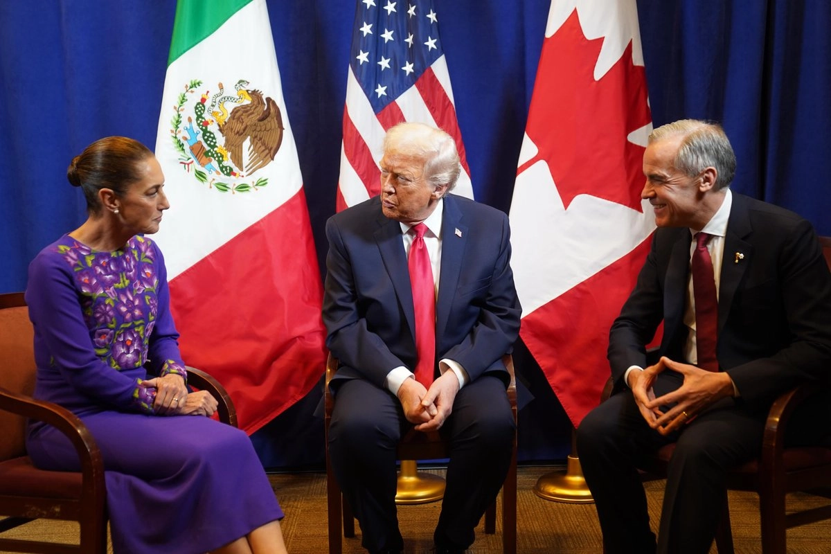 La jefa del Ejecutivo también dialogó con el primer ministro de Canadá, Mark Carney (derecha).