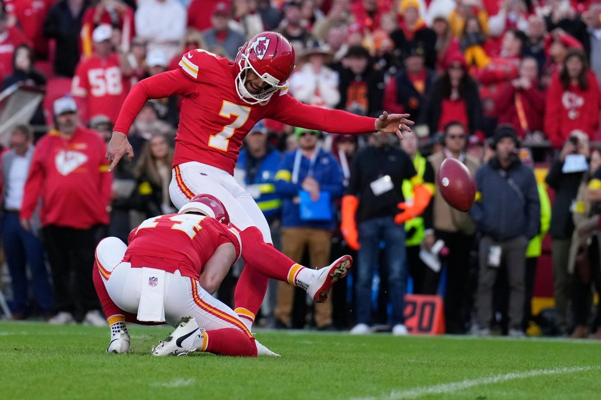El pateador de los Jefes de Kansas City, Harrison Butker (7), patea el gol de campo ganador contra los Potros de Indianapolis durante el tiempo extra del partido de la NFL el domingo 23 de noviembre de 2025 en Kansas City, Missouri.