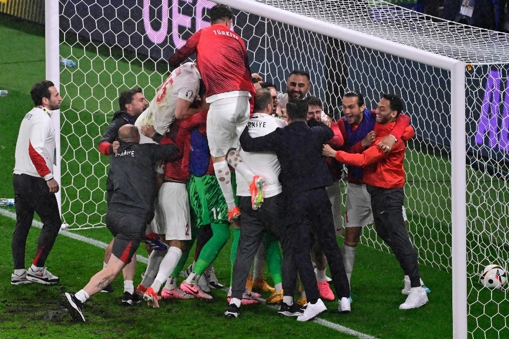 Los jugadores y miembros del equipo de Turquía celebran después de ganar el partido de fútbol de octavos de final de la UEFA Euro 2024 entre Austria y Turquía en el Estadio Leipzig en Leipzig el 2 de julio de 2024. Foto Afp