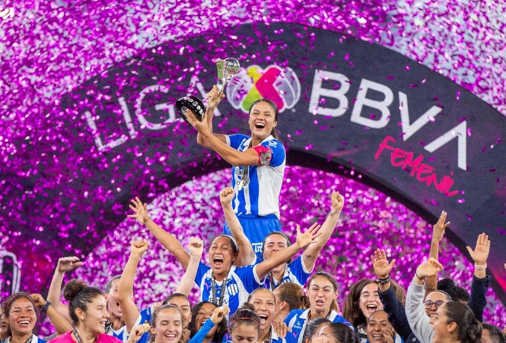 Rayadas festejan con el trofeo del campeonato. Foto Afp
