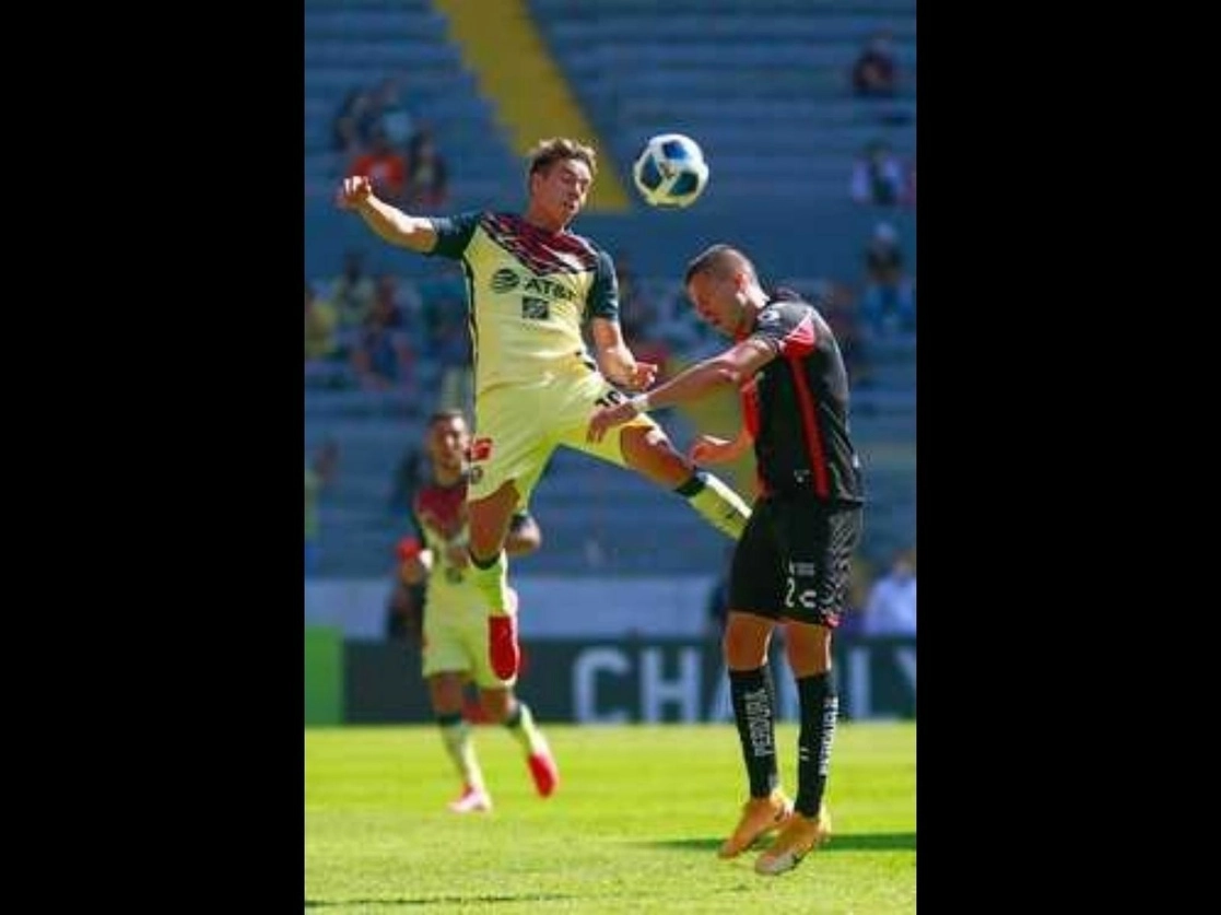 Sebastián Córdova, atacante que sobresalió en Tokio, fue autor del único tanto ayer en el estadio Jalisco. En la imagen, contorsiona en el aire frente al defensa del Atlas Hugo Nervo. Foto JamMedia