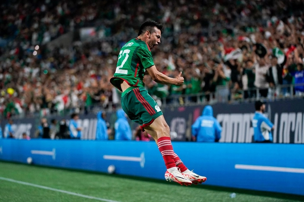 El 1-0 de Lozano transformó el tobogán de altos y bajos en el que estaban atrapados sus compañeros, en una fuente de inspiración para los elementos de banca. Foto Ap.