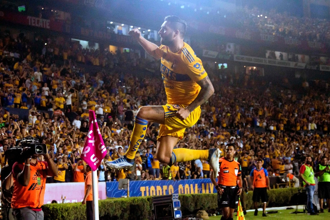 André Pierre-Gignac festeja el gol con el que Tigres derrotó 1-0 a Pachuca, en el partido de ida de los cuartos de final de la Liga Mx. Foto Afp.