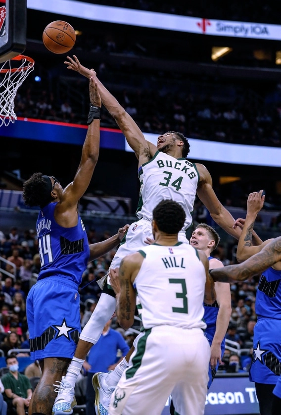 DeMarcus Cousins tuvo 15 puntos saliendo de la banca para los Bucks, que completaron una barrida de dos juegos seguidos en Orlando. foto Ap