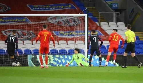 La selección mexicana tuvo una de sus peores actuaciones y durante una de las pocas jugadas ofensivas de Gales, Kieffer Moore remató a bocajarro para sellar la victoria. Foto Afp