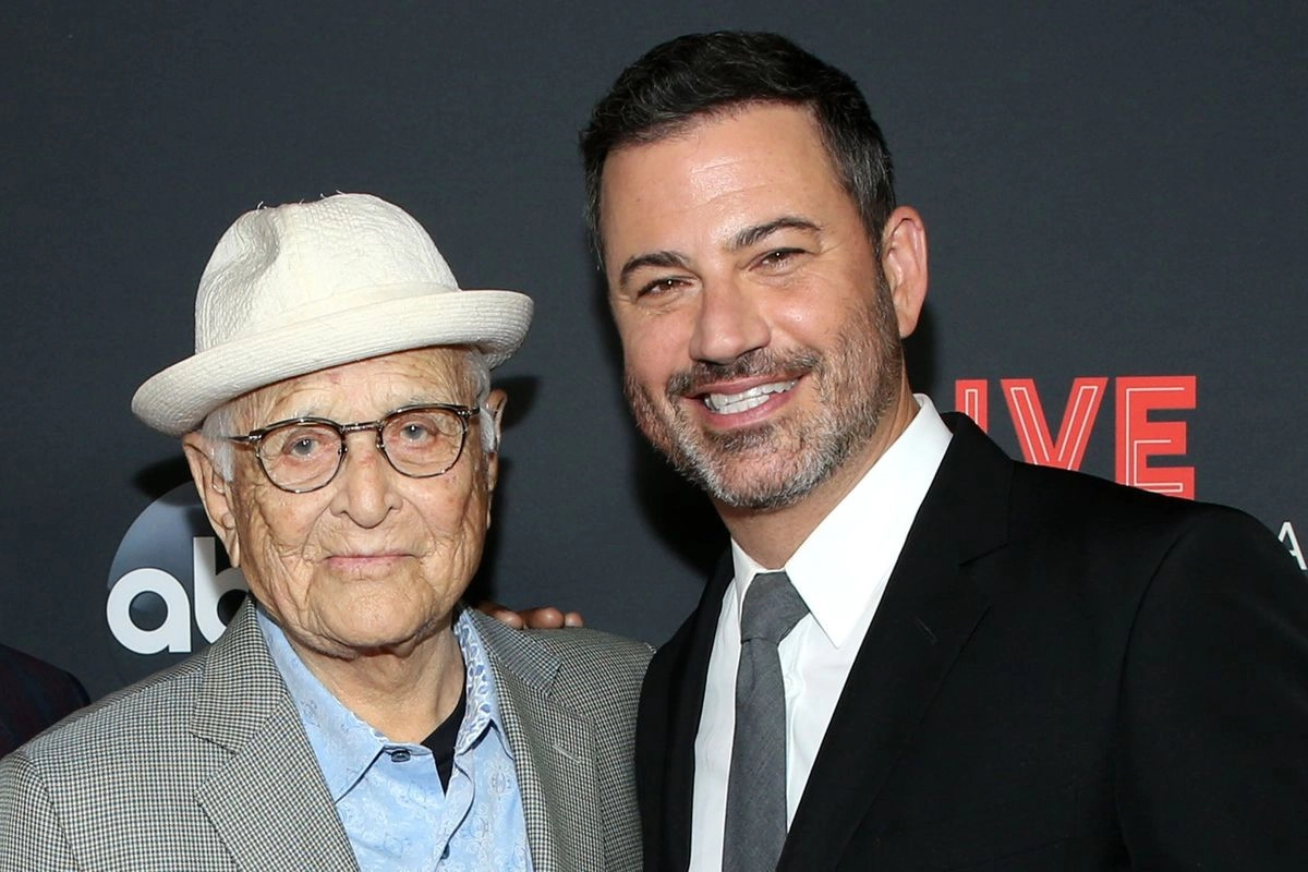 El presentador, de 57 años, publicó una fotografía de él mismo con el fallecido guionista de televisión Norman Lear y tituló la imagen: "Extraño a este chico hoy". Foto