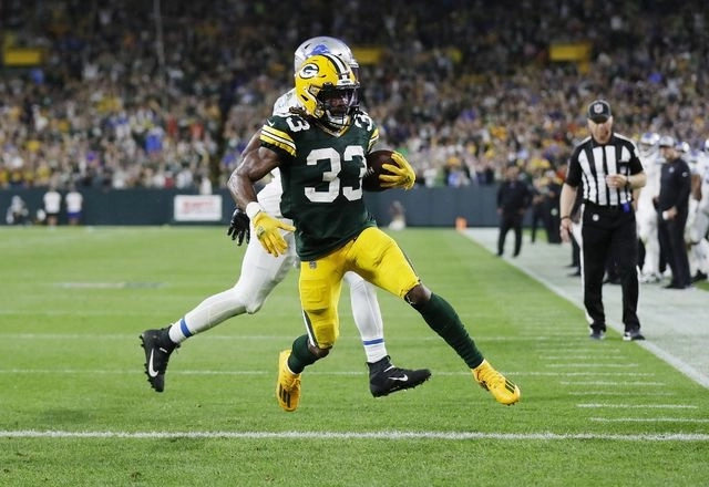 El jugador de Green Bay, Aron Jones (c) durante una jugada en el encuentro. Foto Afp