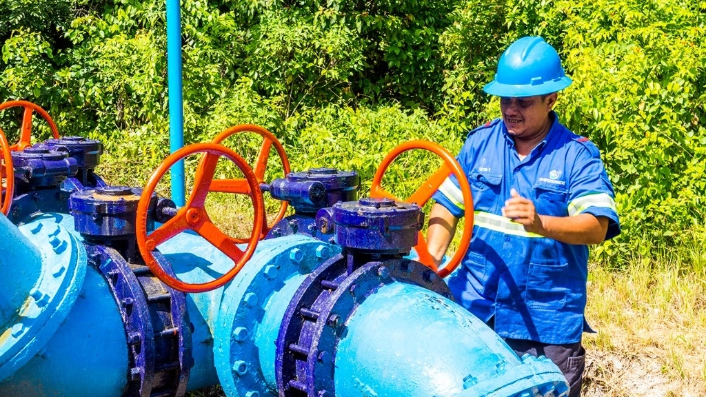 Un trabajador de la empresa Aguakán, la cual suministra agua potable a las principales zonas turísticas de Quintana Roo, maniobra maquinaria en un área de captación del líquido. Foto ‘La Jornada Maya’