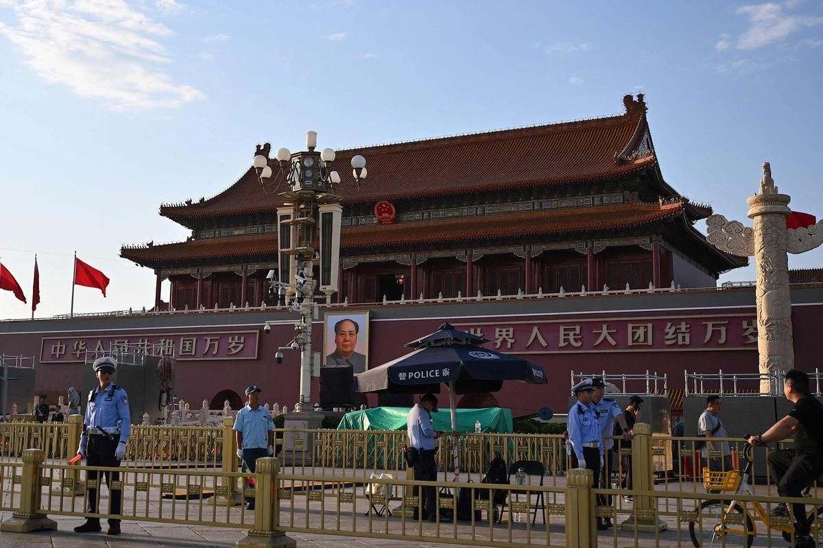 Agentes de policía hacen guardia antes de un desfile militar que conmemora el 80 aniversario de la victoria de China sobre Japón y el fin de la Segunda Guerra Mundial, en la Plaza Tiananmen de Beijing, el 1 de septiembre de 2025. 