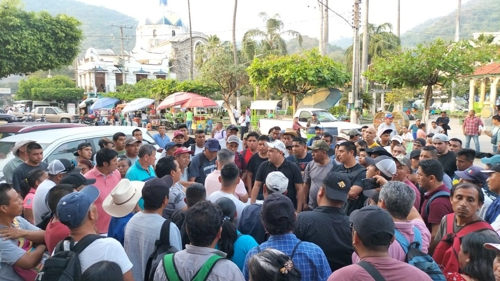 Vecinos de diversas comunidades de Tamazunchale, SLP, realizaron el bloqueo en la carretera federal México-Laredo, el 29 de febrero de 2024. Foto ‘La Jornada’