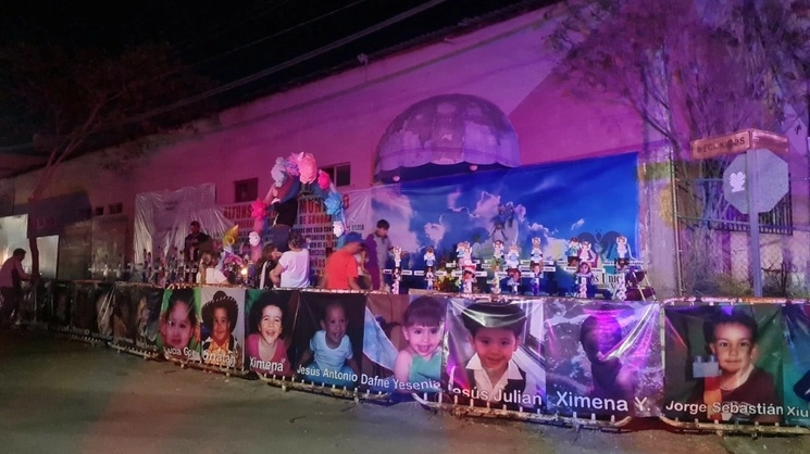 Los deudos se reunieron en una ceremonia presidida por el sacerdote Claudio Murrieta, quien expuso que estas velaciones nocturnas son un emotivo momento para honrar la vida de los pequeños que fallecieron durante el incendio en la guardería ABC. Foto La Jornada