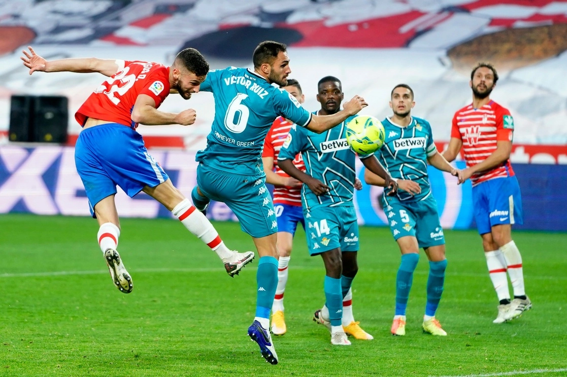 Granada y Betis se enfrentaron en actividades de la fecha 14 de La Liga. Foto Tomada del Twitter @GranadaCdeF
