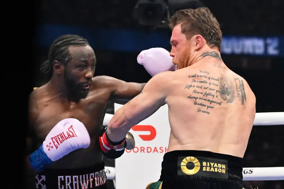El boxeador estadunidense Terence Crawford venció a Saúl ‘Canelo’ Álvarez por decisión unánime en pelea realizada en Las Vegas. De esta manera, arrebató al jalisciense todos los cinturones de la división supermediana. Foto 