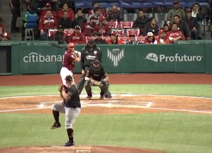 Después vino la locura, donde los Diablos llegaron a estar con ventaja 18-10, pero los melenudos empataron en la novena entrada. Foto @DiablosRojosMX