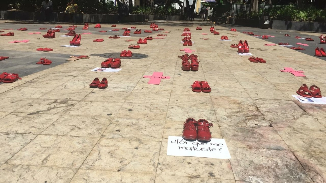 Desde las 10 de la mañana apareció el calzado en la plaza pública, acompañado de cruces color rosa y rojo y fotografías de mujeres desaparecidas o asesinadas en la entidad, el 25 de marzo de 2021. Foto Héctor Briseño